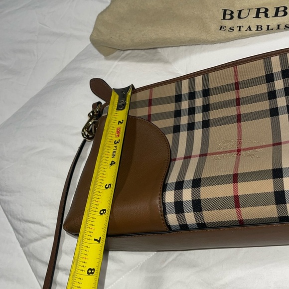 BURBERRY CROSSBODY AUTHENTIC LARGE CLUTCH SIGNATURE PATERN REMOVABLE STRAP EUC. - Picture 16 of 17